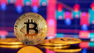Bitcoin-Münzen glänzen vor dem Hintergrund eines dynamischen Finanzdiagramms, beleuchtet von den leuchtend blauen und roten Kerzen, die den Puls des Marktes nachzeichnen.