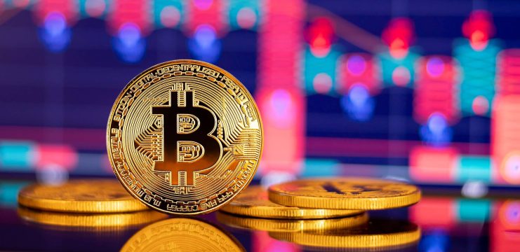 Bitcoin-Münzen glänzen vor dem Hintergrund eines dynamischen Finanzdiagramms, beleuchtet von den leuchtend blauen und roten Kerzen, die den Puls des Marktes nachzeichnen.