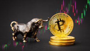 Goldene Bitcoin-Münzen und eine bullische Figur glänzen im Vordergrund, vor dem verschwommenen Hintergrund eines digitalen Börsencharts mit leuchtend grünen und roten Kerzen.