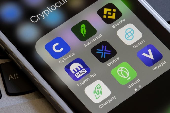 Ein Smartphone, auf dem Apps von Kraken und Gemini installiert sind