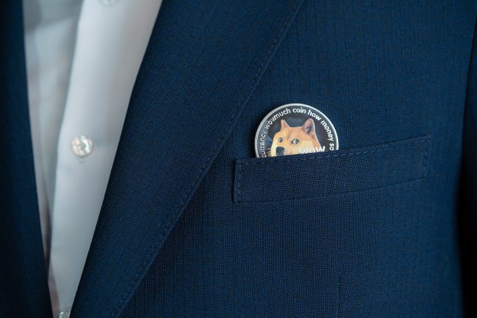 Eine Dogecoin-Münze in einem Anzug
