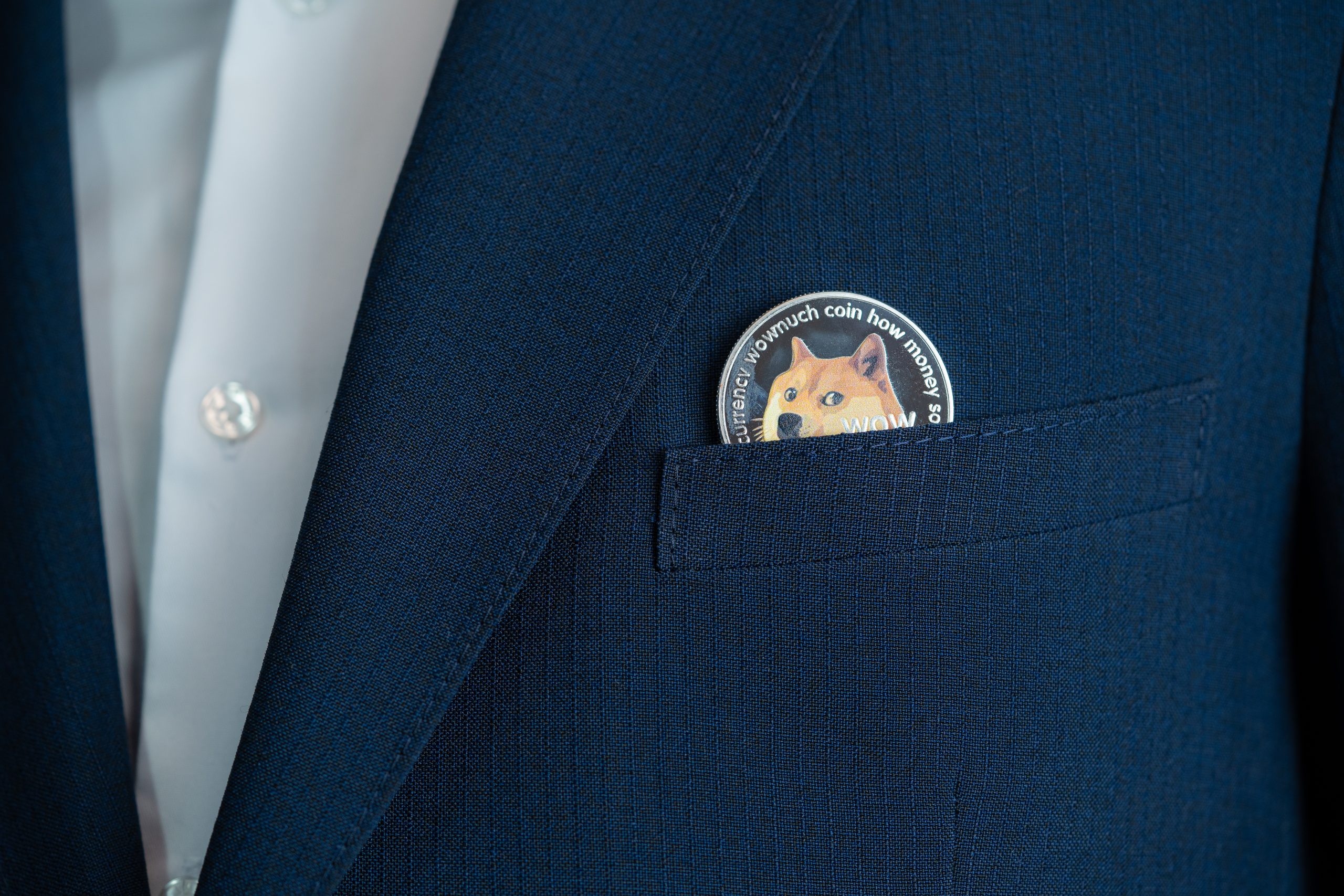 Eine Dogecoin-Münze in einem Anzug