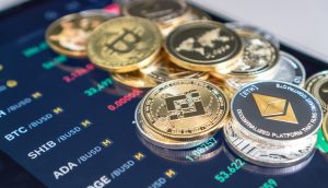 Kryptowährungen wie Bitcoin und Ethereum glänzen auf einem Tablet mit den Wechselkursen digitaler Währungen und verlocken Anleger, die von Mega-Gewinnen träumen.