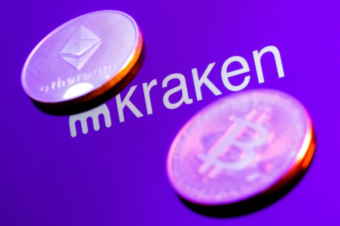 Ethereum- und Bitcoin-Münzen werden elegant vor dem ikonischen Kraken-Logo präsentiert, alles vor einem leuchtend violetten Hintergrund.