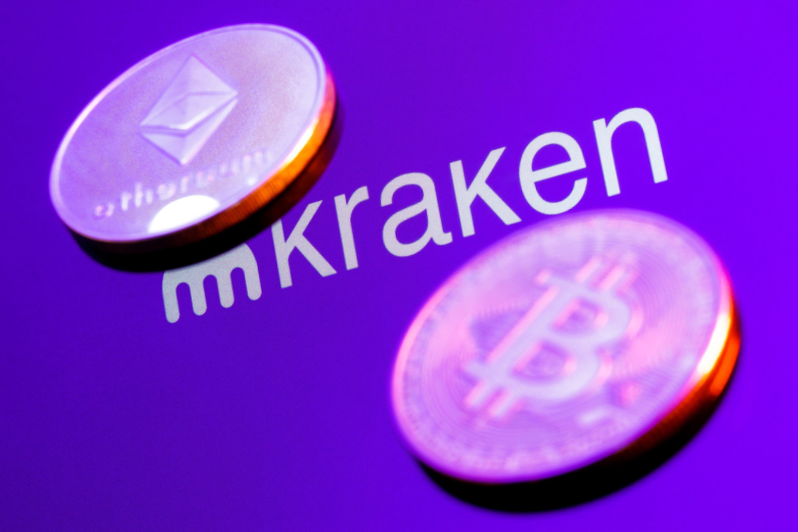 Ethereum- und Bitcoin-Münzen werden elegant vor dem ikonischen Kraken-Logo präsentiert, alles vor einem leuchtend violetten Hintergrund.