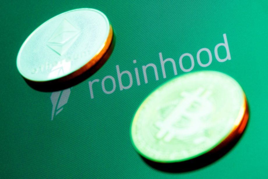 Krypto-Münzen vor Robinhood-Logo
