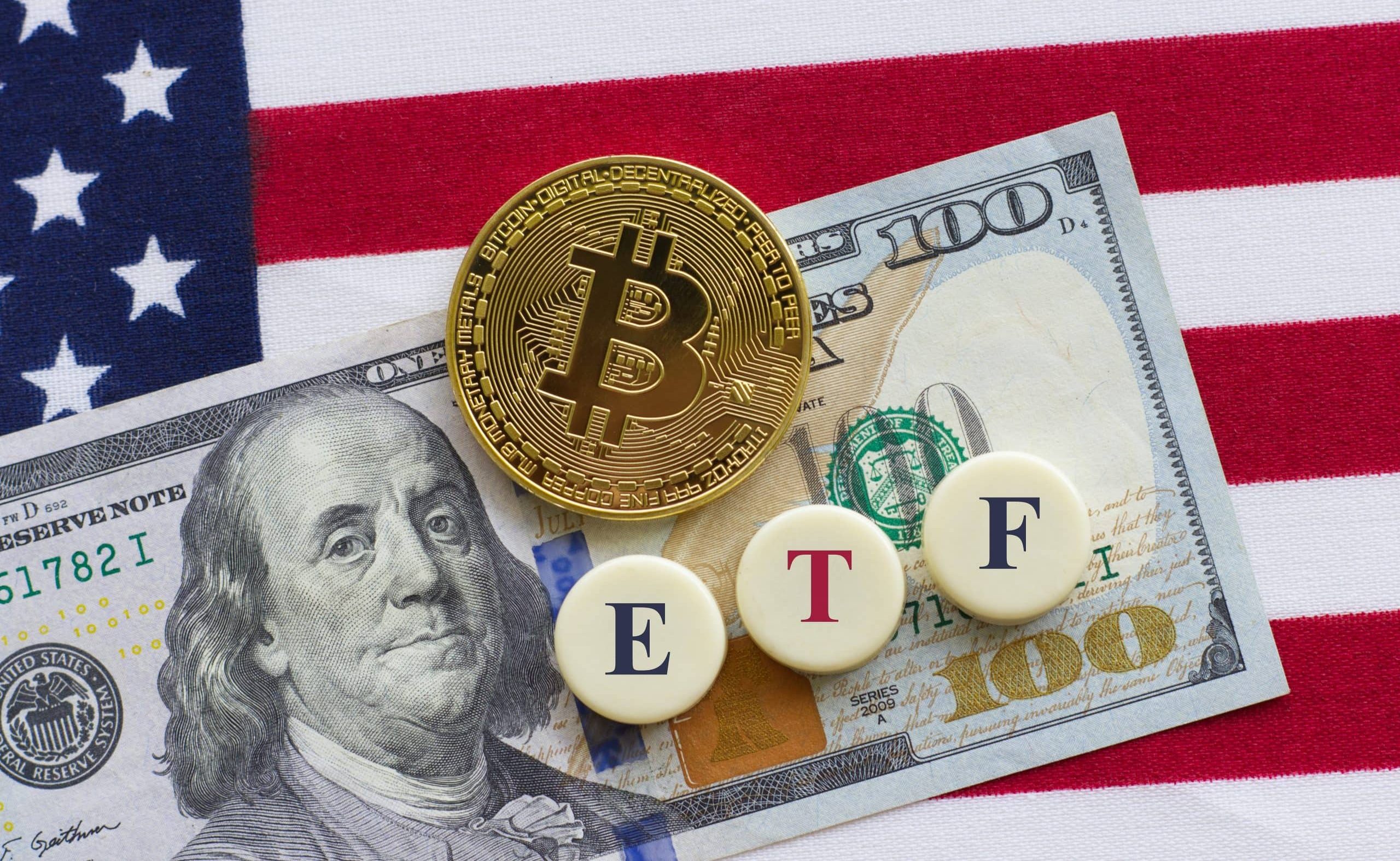 Eine Münze mit dem Bitcoin-Symbol, ein 100-Dollar-Schein und drei Kacheln mit der Aufschrift „ETF“ sind auf einer Fläche mit einer amerikanischen Flagge im Hintergrund angeordnet, was das steigende Interesse an Bitcoin-ETFs und ihre wachsenden Nettozuflüsse unterstreicht.
