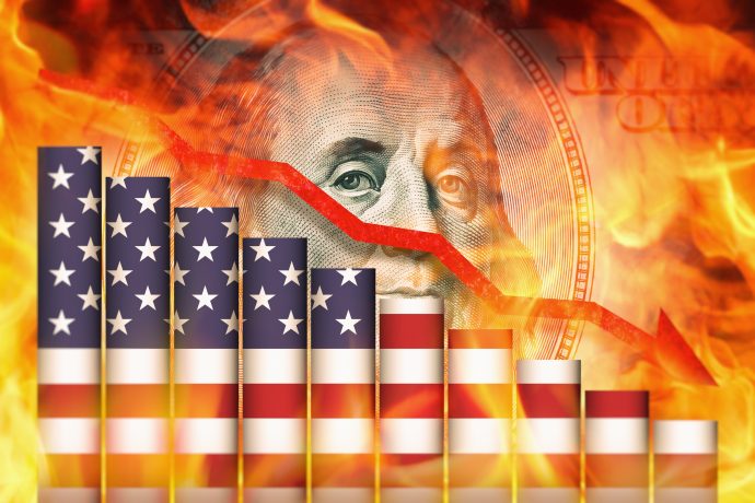 Balkendiagramm mit US-Flaggenmuster und roter abfallender Linie im Vordergrund, vor dem Hintergrund von Benjamin Franklins Gesicht auf einem Hundert-Dollar-Schein inmitten von Flammen, das die Volatilität des Bitcoin-Kurses während einer Wirtschaftsrezession symbolisiert.