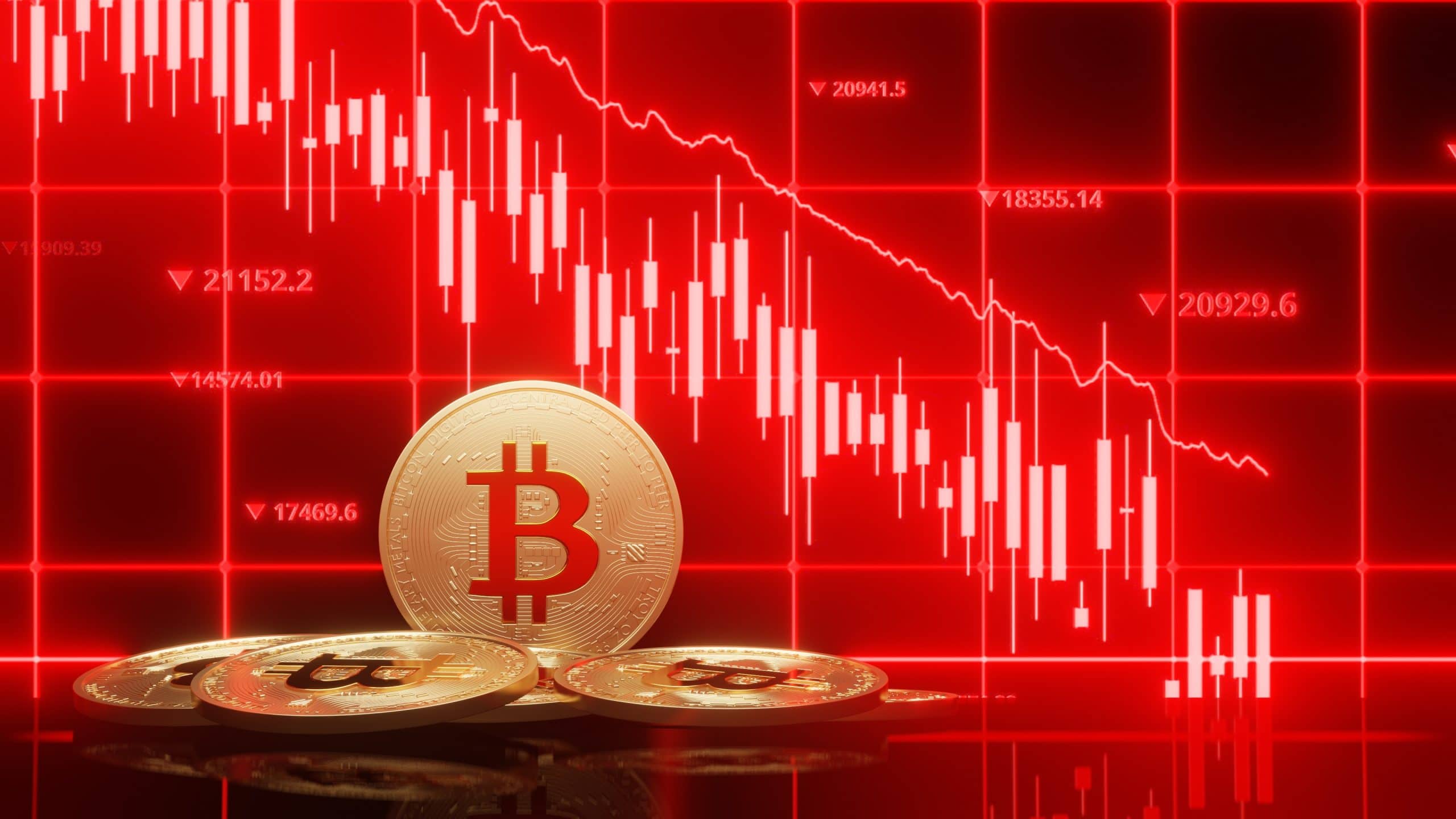 Bitcoin-Münzen werden vor einem roten digitalen Diagramm platziert, das einen Abwärtstrend zeigt und einen bedeutenden Moment in der Krypto-Geschichte hervorhebt, der auf einen Wertverlust inmitten anhaltender Abverkäufe hindeutet.