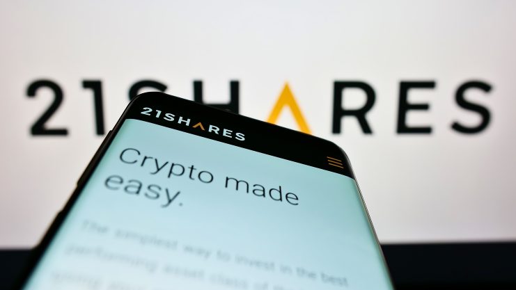 Eine Nahaufnahme eines Telefonbildschirms zeigt „Krypto leicht gemacht“ mit dem 21Shares-Logo dezent im Hintergrund.