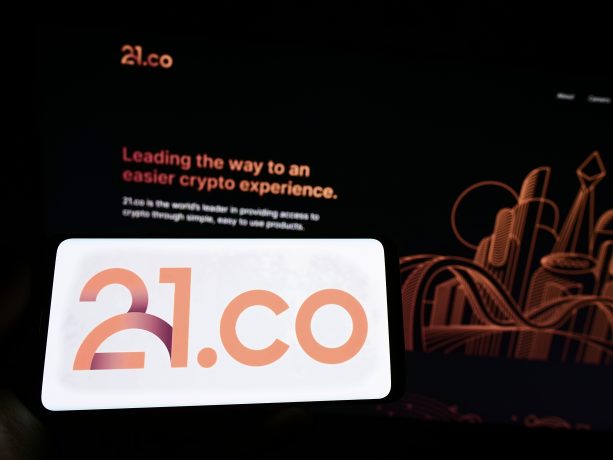 Die 21.co-Website präsentiert sich auf einem Bildschirm mit Texten zu Krypto-Diensten und stilvollen orangefarbenen Grafiken. Tauchen Sie ein in die Welt der Krypto-ETFs mit den Erkenntnissen von 21Shares und stellen Sie sicher, dass Sie im sich ständig weiterentwickelnden Kryptomarkt nie liquidiert werden.
