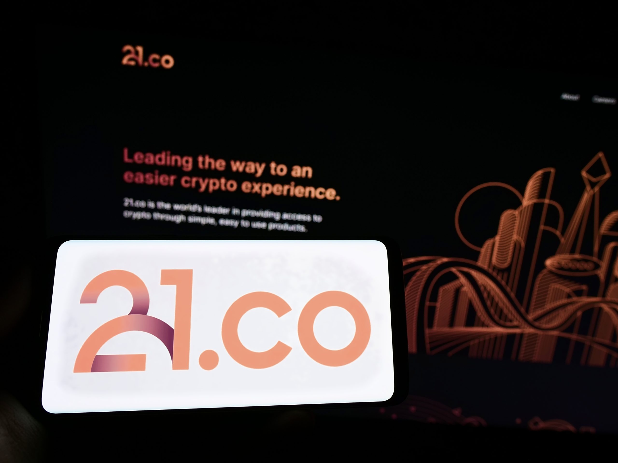 Die 21.co-Website präsentiert sich auf einem Bildschirm mit Texten zu Krypto-Diensten und stilvollen orangefarbenen Grafiken. Tauchen Sie ein in die Welt der Krypto-ETFs mit den Erkenntnissen von 21Shares und stellen Sie sicher, dass Sie im sich ständig weiterentwickelnden Kryptomarkt nie liquidiert werden.