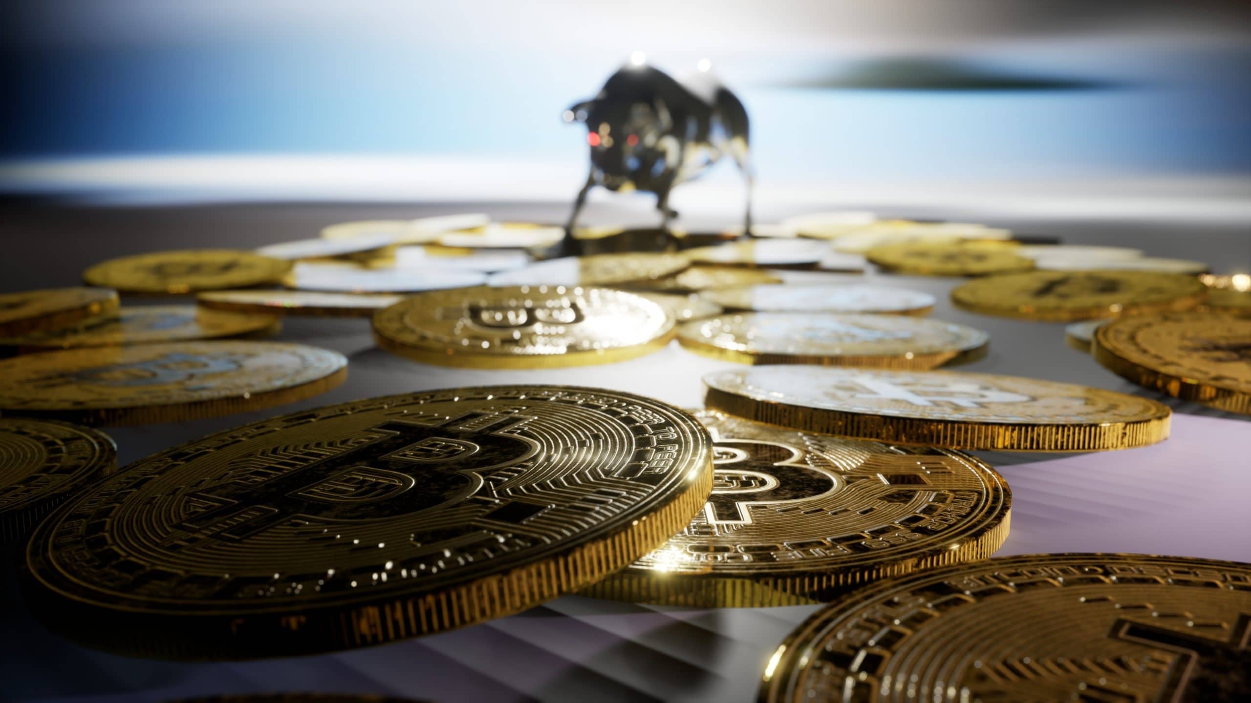 Eine verschwommene Ansicht eines Bullen hinter verstreuten goldenen Bitcoin-Münzen ruft auf dieser glatten Oberfläche eine bullische Stimmung hervor, die an die geschäftige Energie der Wall Street erinnert.