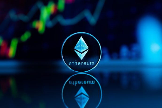 Die Ethereum-Münze steht aufrecht vor einem unscharfen Hintergrund mit einer steigenden Grafik und spiegelt ein digitales Finanzthema wider.