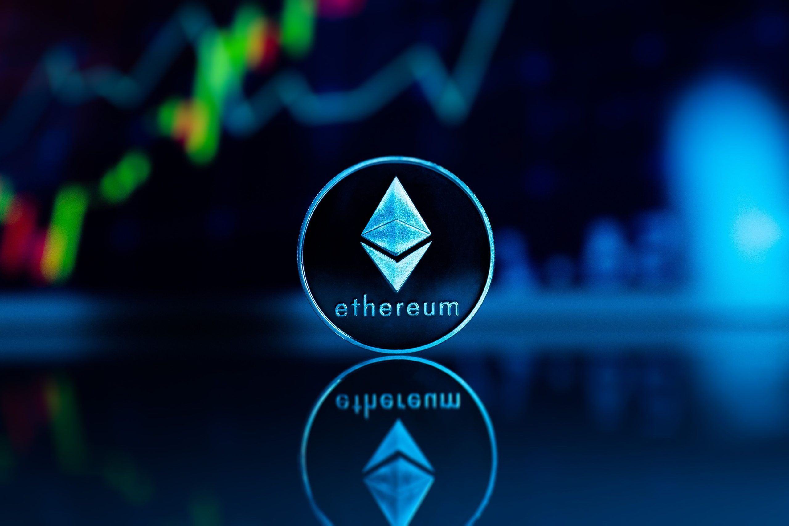 Die Ethereum-Münze steht aufrecht vor einem unscharfen Hintergrund mit einer steigenden Grafik und spiegelt ein digitales Finanzthema wider.