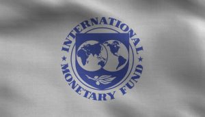 Die Flagge des Internationalen Währungsfonds (IWF) präsentiert stolz sein Logo mit einer Weltkarte und einem Olivenzweig, die globale Einheit und wirtschaftliche Stabilität symbolisieren.