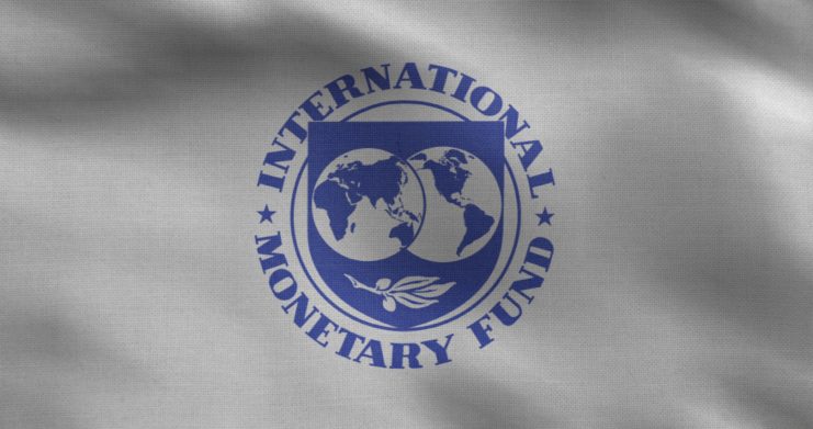 Die Flagge des Internationalen Währungsfonds (IWF) präsentiert stolz sein Logo mit einer Weltkarte und einem Olivenzweig, die globale Einheit und wirtschaftliche Stabilität symbolisieren.