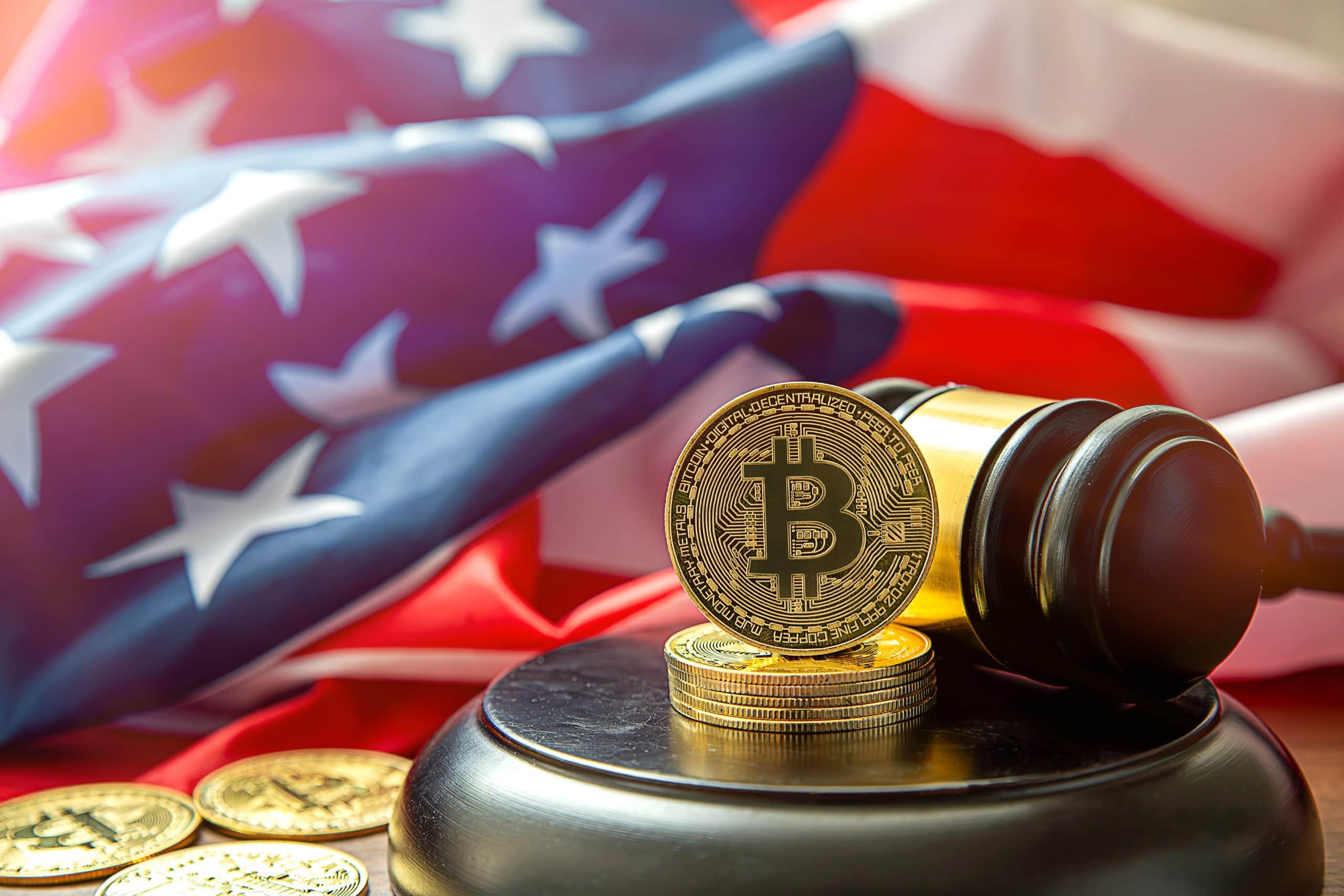 Eine Bitcoin-Münze und ein Richterhammer ruhen auf einem Block vor einer teilweise sichtbaren amerikanischen Flagge und symbolisieren den Einfluss der US-Bitcoin-Reserve und die potenziellen Folgen für den Krypto-Markt.