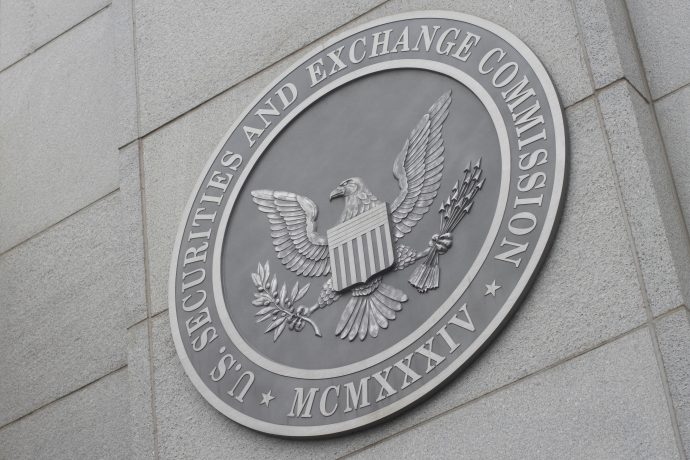 Siegel der US-Börsenaufsichtsbehörde (SEC) auf einer Steinmauer. Es zeigt einen Adler mit Schild, Olivenzweig und Pfeilen, darunter die Inschrift „MCMLXXXIV“. Der Zuständigkeitsbereich der SEC erstreckt sich auch auf moderne Finanzinstrumente wie Altcoin-ETFs.