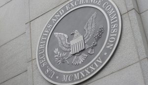 Das Siegel der US-Börsenaufsicht SEC (Securities and Exchange Commission) ziert eine graue Steinmauer. Es zeigt einen Adler, der einen Olivenzweig und Pfeile umklammert, mit der Aufschrift „MCMLXXXIV“ – ein Symbol der Autorität, die sowohl traditionelle Märkte als auch aufstrebende Märkte wie den Kryptomarkt überwacht.