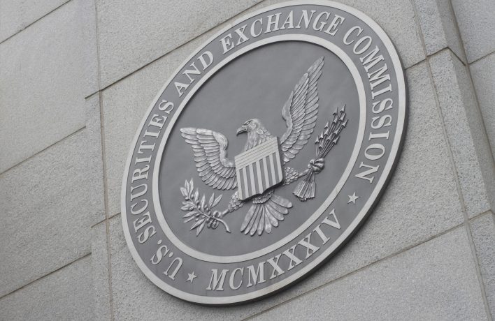 Das Siegel der US-Börsenaufsicht SEC (Securities and Exchange Commission) ziert eine graue Steinmauer. Es zeigt einen Adler, der einen Olivenzweig und Pfeile umklammert, mit der Aufschrift „MCMLXXXIV“ – ein Symbol der Autorität, die sowohl traditionelle Märkte als auch aufstrebende Märkte wie den Kryptomarkt überwacht.