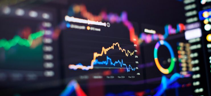 Auf einem digitalen Bildschirm werden verschiedene Finanzdiagramme und -tabellen angezeigt, wobei reale Vermögenswerte nahtlos mit bunten Linien und dynamischen Datenvisualisierungselementen integriert werden.