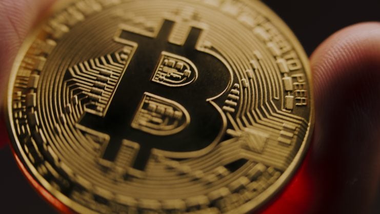 Nahaufnahme eines goldfarbenen physischen Bitcoins