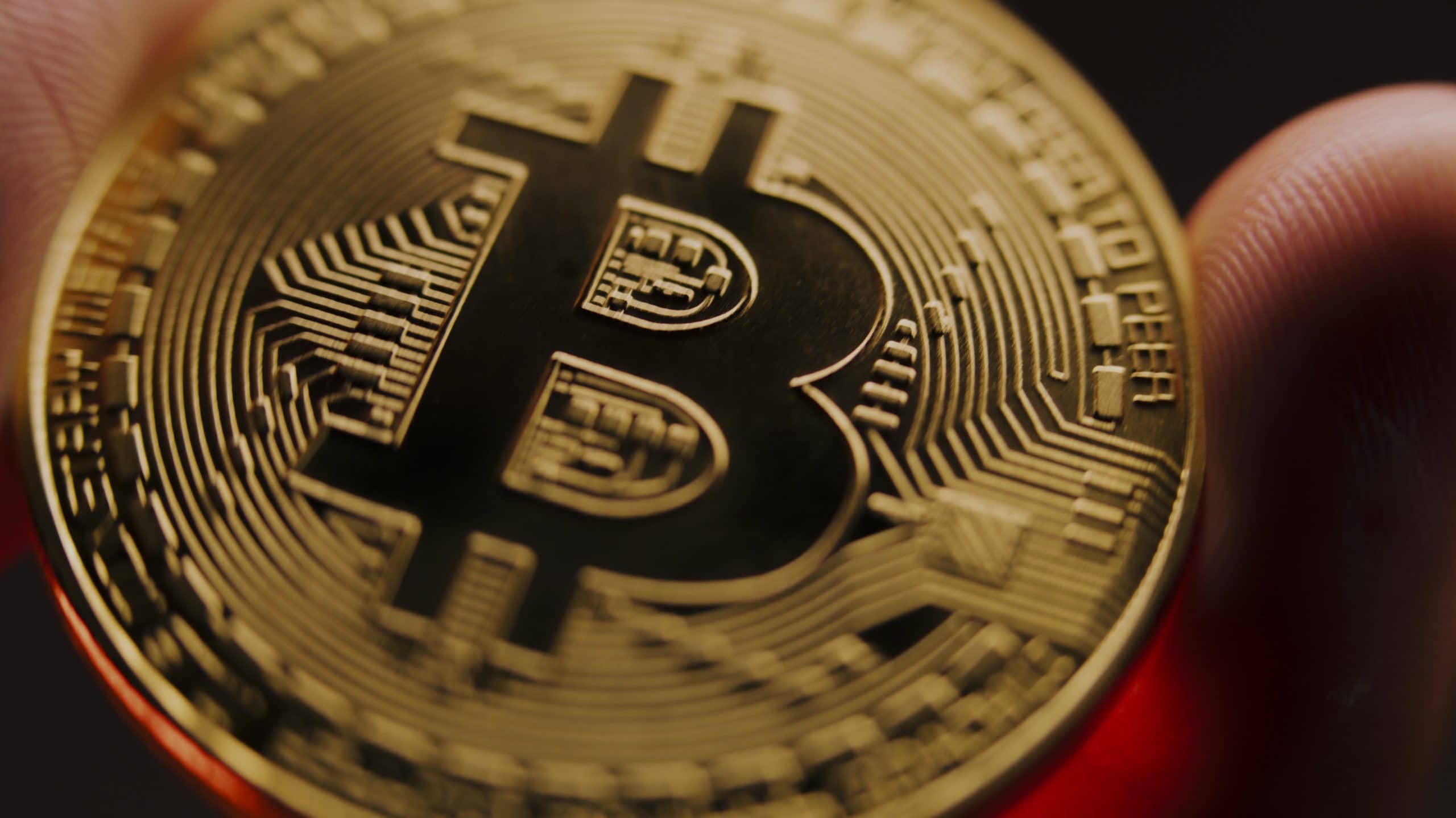 Nahaufnahme eines goldfarbenen physischen Bitcoins