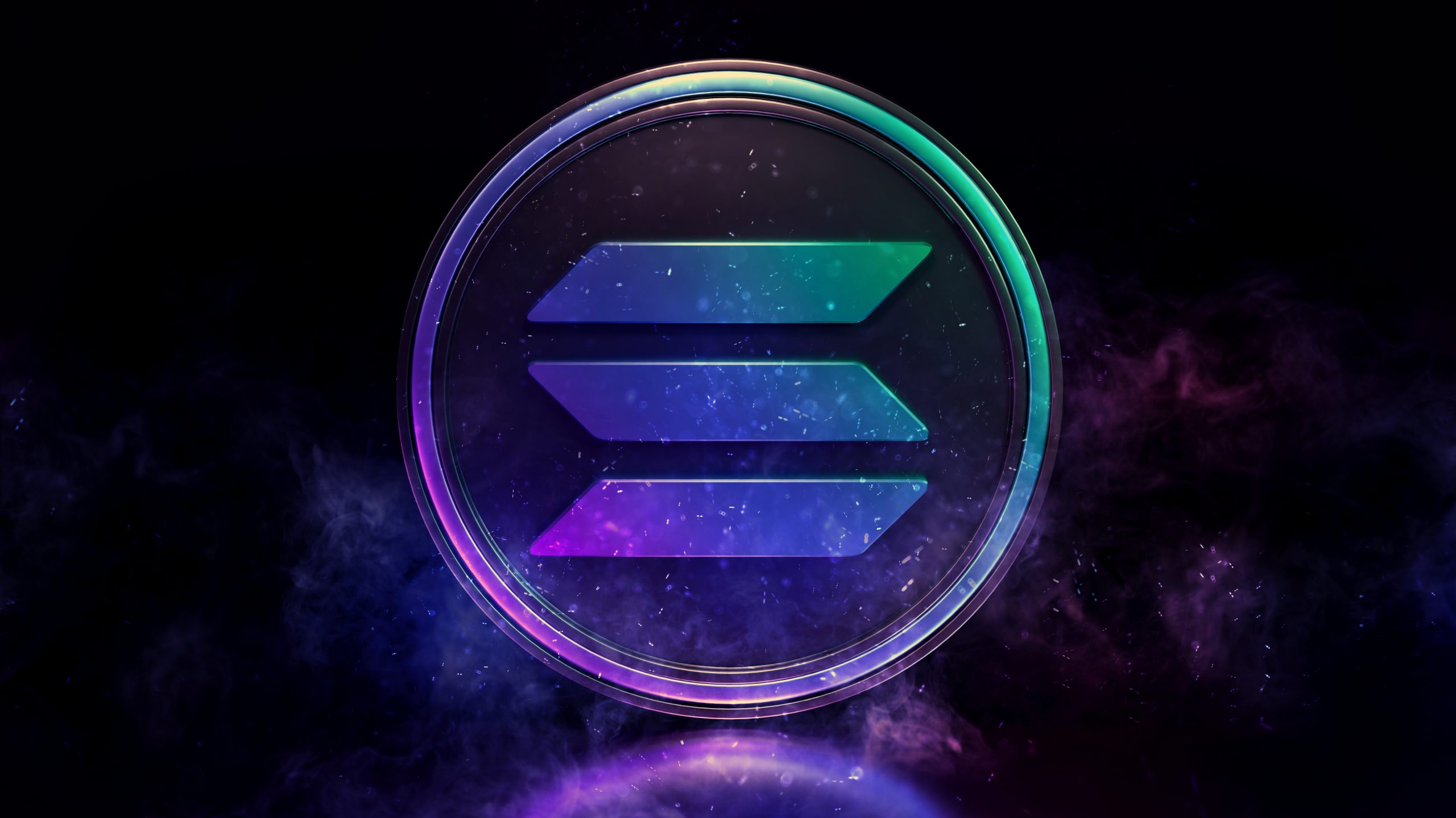 Ein kreisförmiges Logo mit drei horizontalen, stilisierten Bändern in Grün-, Blau- und Lilatönen ähnelt dem eleganten Design der Marke Solana und ist vor einem dunklen, rauchigen Hintergrund angebracht.