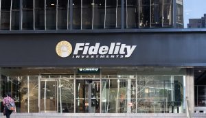 Das Gebäude von Fidelity Investments verfügt über einen markanten Glaseingang, über dem stolz ein großes Fidelity-Logo prangt, das Vertrauen und Innovation symbolisiert.