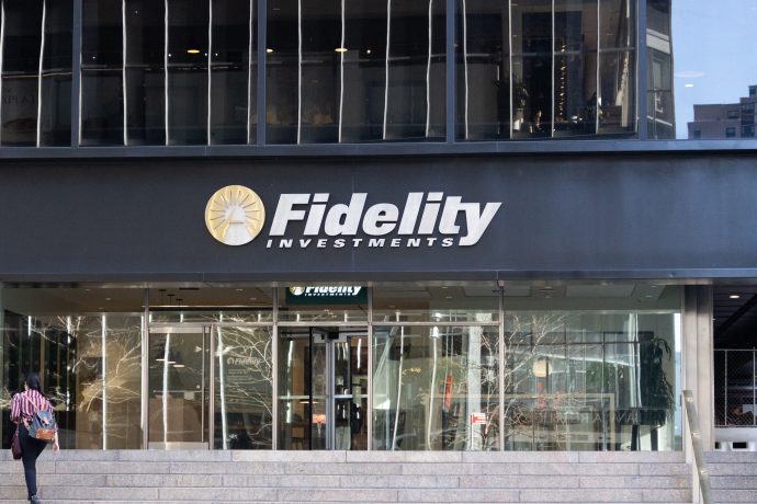 Das Gebäude von Fidelity Investments verfügt über einen markanten Glaseingang, über dem stolz ein großes Fidelity-Logo prangt, das Vertrauen und Innovation symbolisiert.