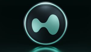 Ein kreisförmiges Logo in Grün und Schwarz mit abstrakten, hyperflüssigen Formen in der Mitte, vor einem dunklen Hintergrund mit einer subtilen Reflexion darunter.