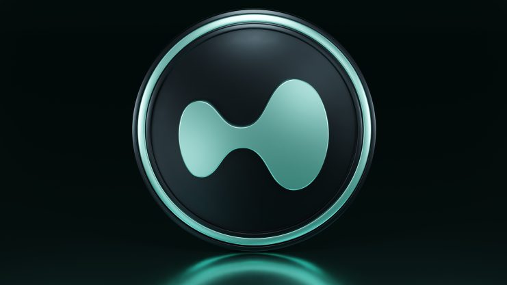 Ein kreisförmiges Logo in Grün und Schwarz mit abstrakten, hyperflüssigen Formen in der Mitte, vor einem dunklen Hintergrund mit einer subtilen Reflexion darunter.
