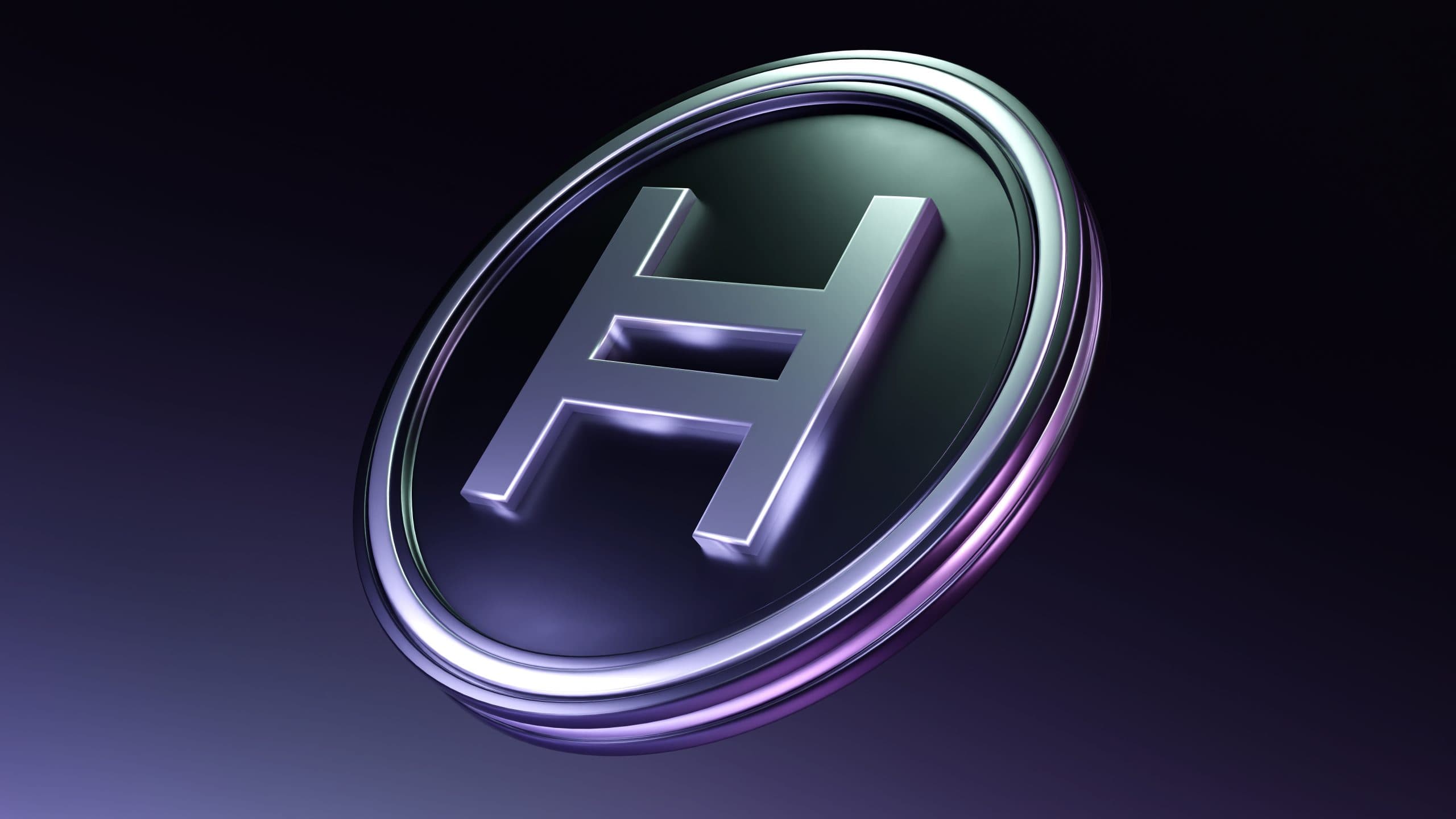 Eine Metallmünze mit dem Hedera Hashgraph-Logo, einem stilisierten H, neben dem ikonischen Dogecoin-Emblem auf einem dunklen Hintergrund mit Farbverlauf.