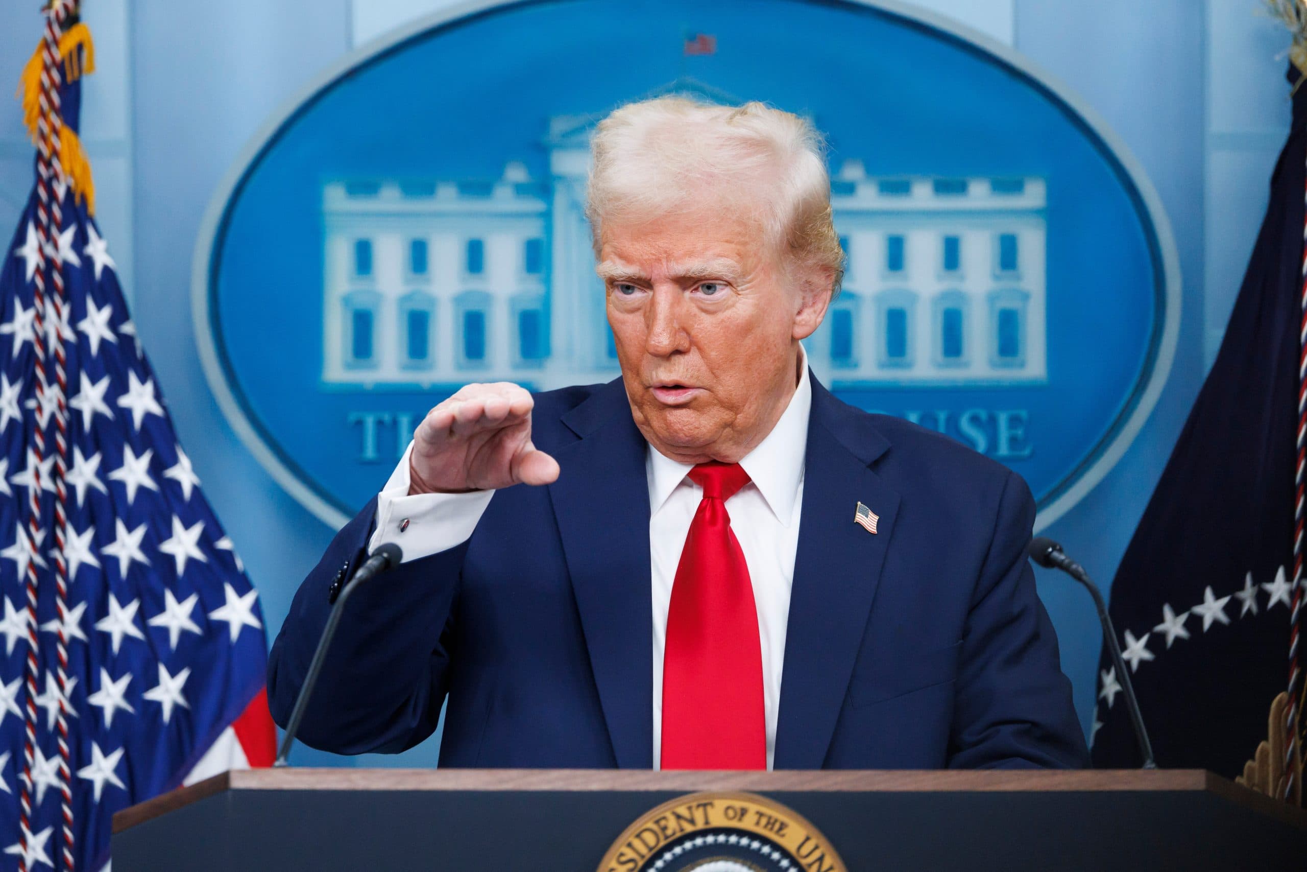 Donald Trump spricht mit roter Krawatte im Weißen Haus