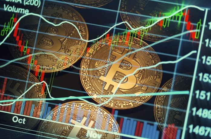 Diagrammlinien und Kerzen überlagern schimmernde Bitcoin-Goldmünzen und veranschaulichen anschaulich Kryptowährungstrends und bieten aufschlussreiche Marktanalysen.