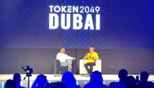 TOKEN2049-Dubai-Bühne mit großem Event-Logo und Publikum bei einer Krypto-Konferenz in Dubai