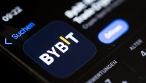 Nahaufnahme eines Smartphone-Bildschirms, der die Bybit-App in einem App Store zeigt, mit sichtbarer Schaltfläche „Öffnen“ und einer 4,7-Sterne-Bewertung.