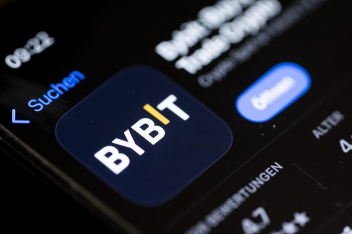 Nahaufnahme eines Smartphone-Bildschirms, der die Bybit-App in einem App Store zeigt, mit sichtbarer Schaltfläche „Öffnen“ und einer 4,7-Sterne-Bewertung.