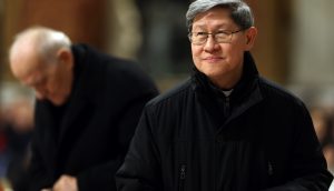 Im Bild ist der Papstanwärter Luis Antonio Tagle zu sehen. Er trägt eine schwarze Jacke und lächelt.