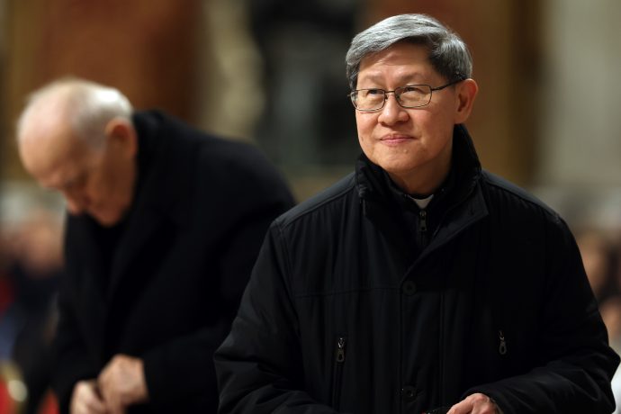 Im Bild ist der Papstanwärter Luis Antonio Tagle zu sehen. Er trägt eine schwarze Jacke und lächelt.