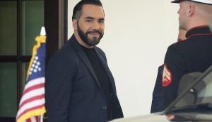 Nayib Bukele steht neben einem US-Marine und einer amerikanischen Flagge, neben einem Auto, vor dem Weißen Haus.
