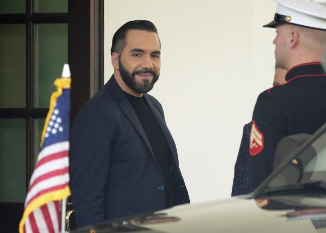 Nayib Bukele steht neben einem US-Marine und einer amerikanischen Flagge, neben einem Auto, vor dem Weißen Haus.