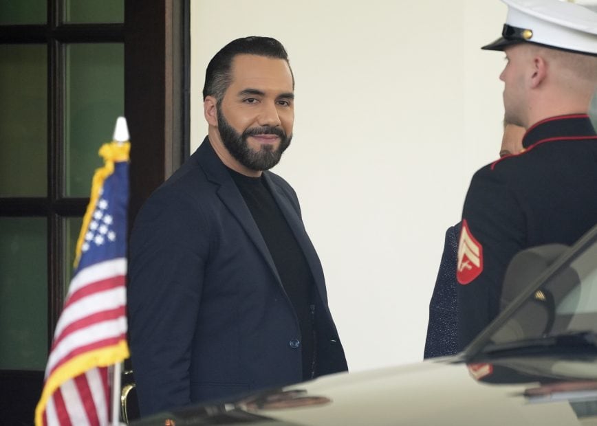 Nayib Bukele steht neben einem US-Marine und einer amerikanischen Flagge, neben einem Auto, vor dem Weißen Haus.