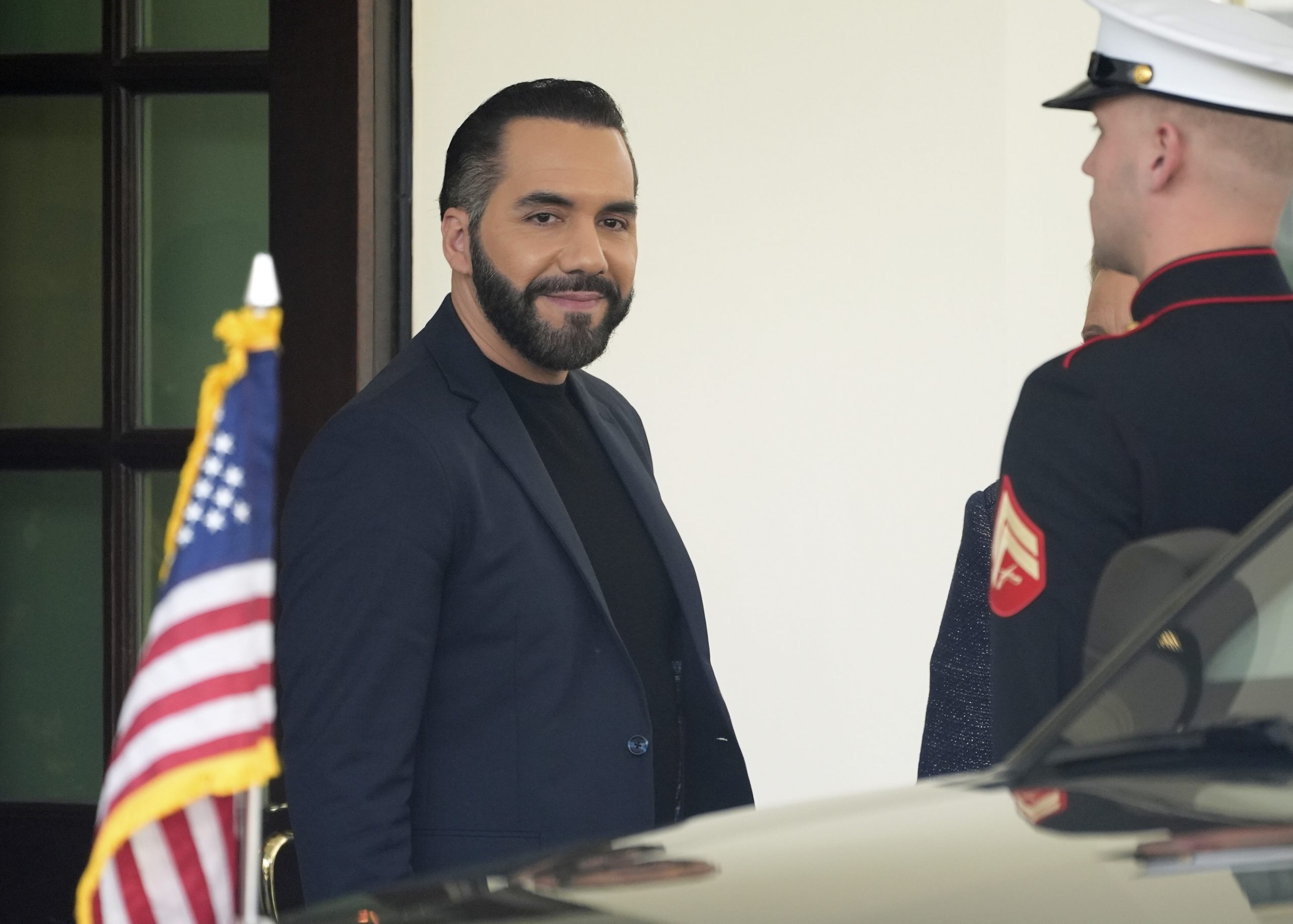 Nayib Bukele steht neben einem US-Marine und einer amerikanischen Flagge, neben einem Auto, vor dem Weißen Haus.