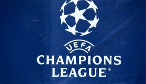 Das Logo der UEFA Champions League zeigt den ikonischen weißen Sternball über dem Text „UEFA Champions League“ auf dunkelblauem Hintergrund, symbolisiert Spitzenleistungen im Fußball und zieht weltweit Fans an – darunter auch die wachsende Welt der Kryptowährungen.