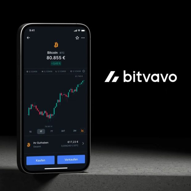 Ein Smartphone zeigt auf der Bitvavo-App ein Bitcoin-Kursdiagramm mit 80.855 Euro an, wobei das Bitvavo-Logo vor einem dunklen Hintergrund hervorgehoben ist.