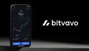 Ein Smartphone zeigt die Bitvavo-App mit einem Bitcoin-Kursdiagramm und Kauf-/Verkaufsoptionen; rechts erscheint das Bitvavo-Logo, das den nahtlosen Handel auf Bitvavo hervorhebt.