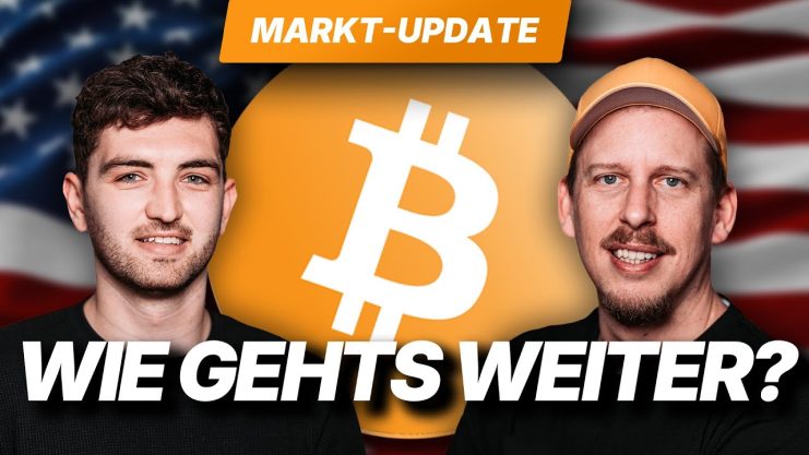 Zwei Männer stehen vor einem großen Bitcoin-Symbol mit US-Flaggen im Hintergrund. Der Text lautet „MARKT-UPDATE“ und „WIE GEHT’S WEITER?“ und spielt damit auf Trumps kryptofreundliche Bilanz für die Zukunft digitaler Vermögenswerte an.