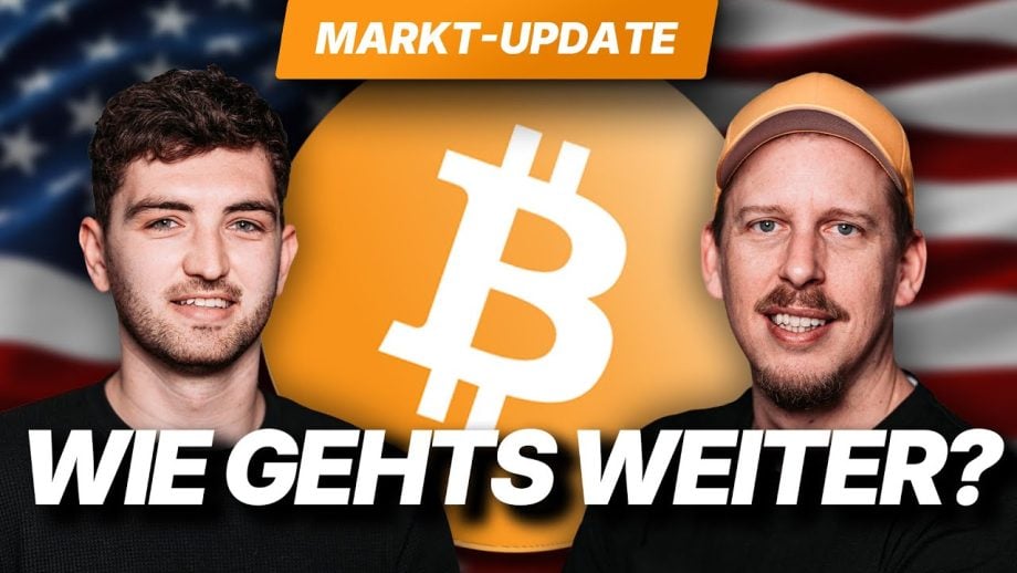 Zwei Männer stehen vor einem großen Bitcoin-Symbol mit US-Flaggen im Hintergrund. Der Text lautet „MARKT-UPDATE“ und „WIE GEHT’S WEITER?“ und spielt damit auf Trumps kryptofreundliche Bilanz für die Zukunft digitaler Vermögenswerte an.
